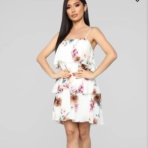 Fashion nova floral mini Dress. Color-white/Mauve